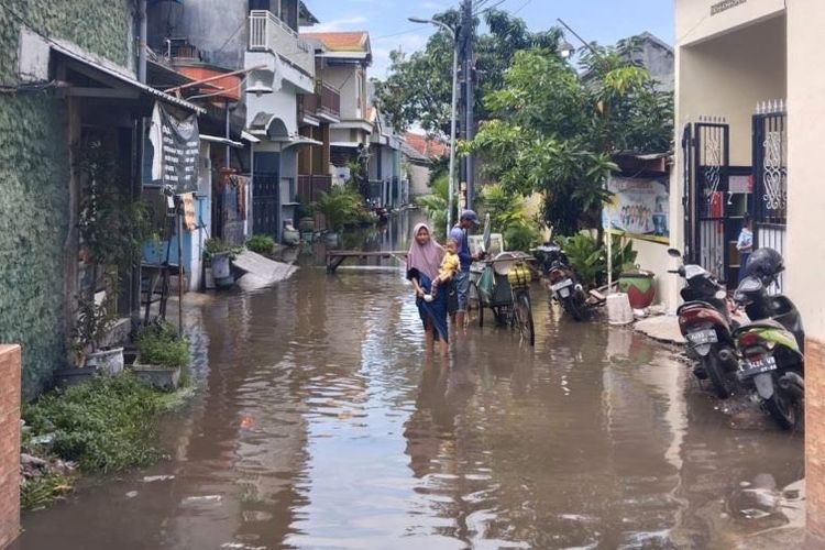 Gambaran banjir yang melanda Kota Surabaya.