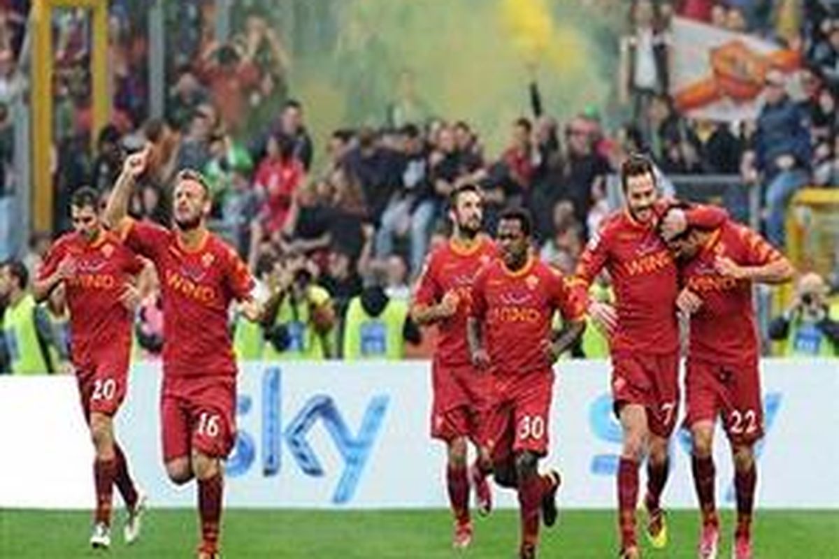 Para pemain AS Roma meluapkan kegembiraan setelah Marco Borriello membobol gawang Lazio. Roma menang 2-0 dalam "Derby della Capitale" tersebut.