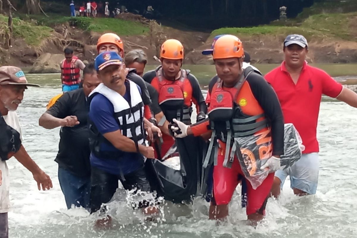Petugas mengevakuasi jenazah  I Ketut Suada (49), korban hanyut saat mandi di Sungai Yeh Ho, Banjar Dinas Belumbang Kaja, Desa Belumbang, Kecamatan Kerambitan, Kabupaten Tabanan, Provinsi Bali.
