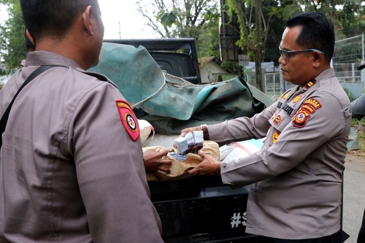 Petugas Polsek Kesambi Polres Cirebon Kota Jawa Barat melakukan penangkapan mobil yang membawa 400 ribu petasan di jalur Pantura Kota Cirebon, Rabu (29/3/2023)