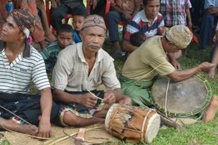 Membuang gendang dan nggiling dilakukan para laki-laki di Kampung Cecer, Desa Liang Ndara, Kecamatan Mbeliling, Kabupaten Manggarai Barat, Nusa Tenggara Timur.