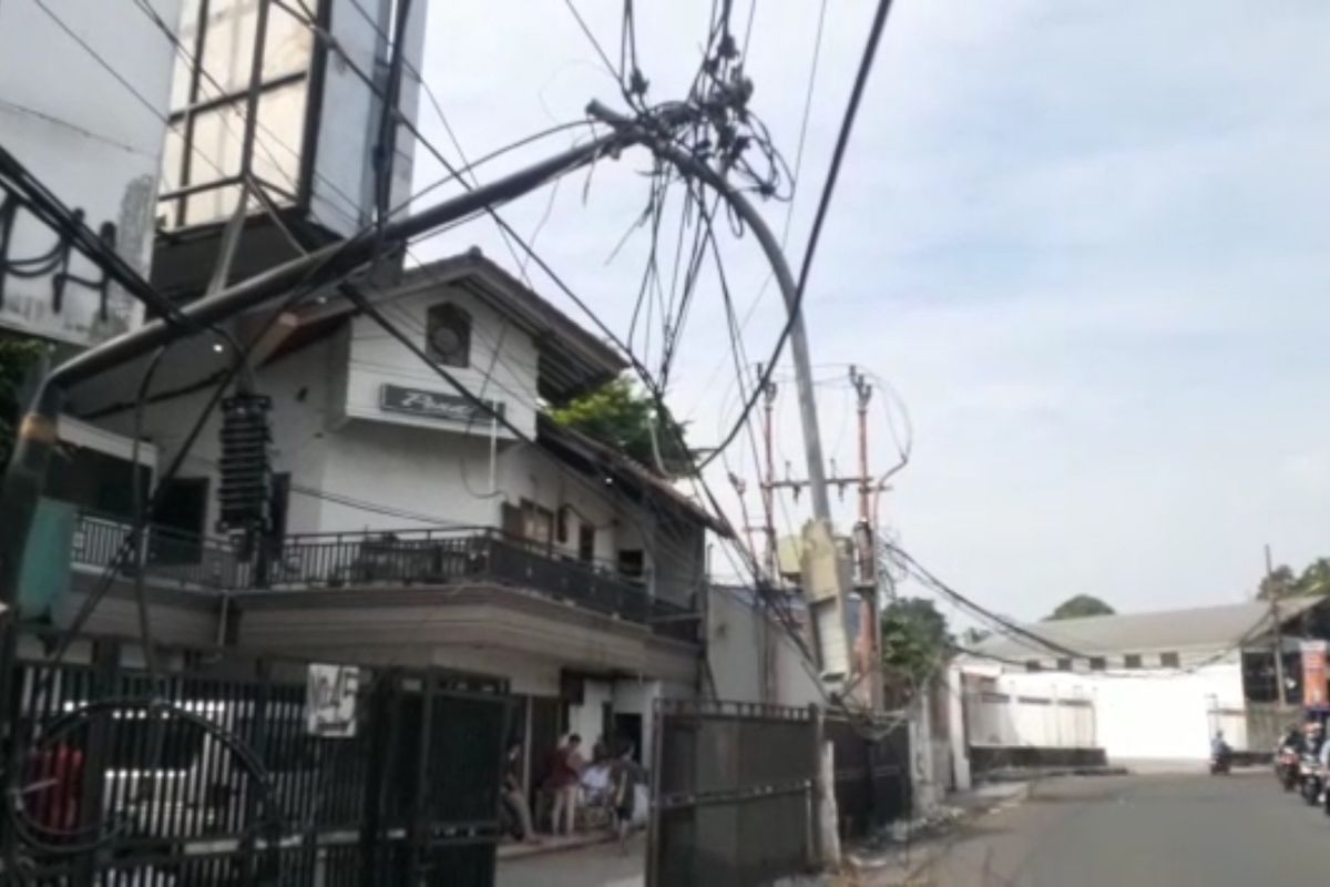 Tiang penerangan jalan umum (PJU) yang patah di Jalan Cirendeu Raya, Ciputat, Tangerang Selatan, belum diperbaiki, Rabu (15/9/2021).