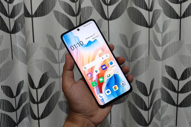 Layar Oppo A58 4G. Ponsel ini mengusung layar IPS LCD super lega dengan ukuran 6,72 inci dan resolusi Full HD Plus.

Layar ini terasa lega karena memiliki bezel yang bisa dibilang cukup tipis di kelasnya, selain ukurannya juga nyaris mencapai 7 inci. Oppo mengeklaim rasio layar ke bodi ponsel ini mencapai 91,40 persen.