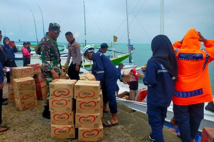 Bantuan logistik untuk warga Kepulauan Masalembu, Kabupaten Sumenep, Jawa Timur, tiba pada Kamis (2/3/2023).