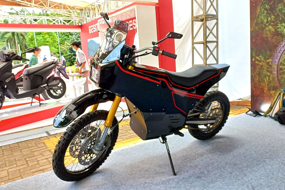 Motor trail listrik, E-Tactical, buatan PT LEN Industri, dipamerkan di IEMS 2021