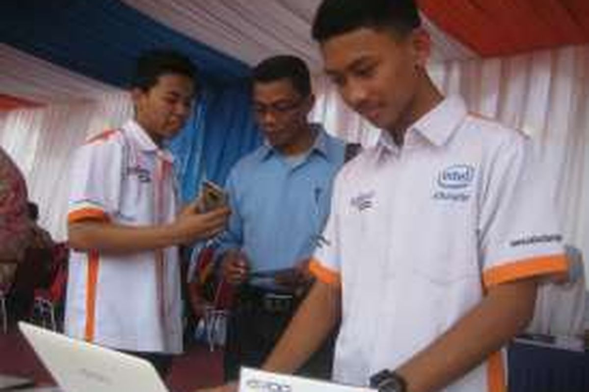 Taufiq Hidayat (paling kanan), siswa kelas XI SMK Negeri 4 Kota Serang, Provinsi Banten yang menjadi salah peserta Axioo Class Program. Pada program ini, siswa juga belajar kemampuan berbicara di depan umum, menyampaikan pendapat, dan upaya tampil percaya diri di depan publik.  
