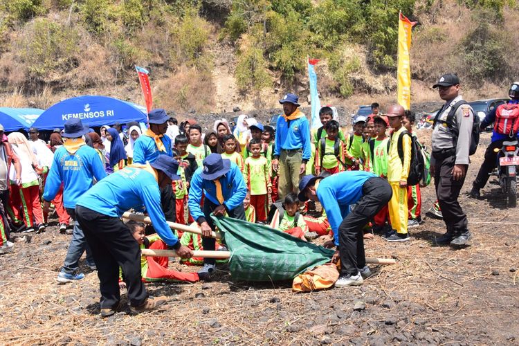 Sejumlah warga saat melakukan simulasi penanganan bencana dalam acara Apel Puncak Kegiatan Jambore Kampung Siapa Bencana di Lapangan Cilopang Desa Rancabango, Kabupaten Garut, Rabu (28/8/2019).