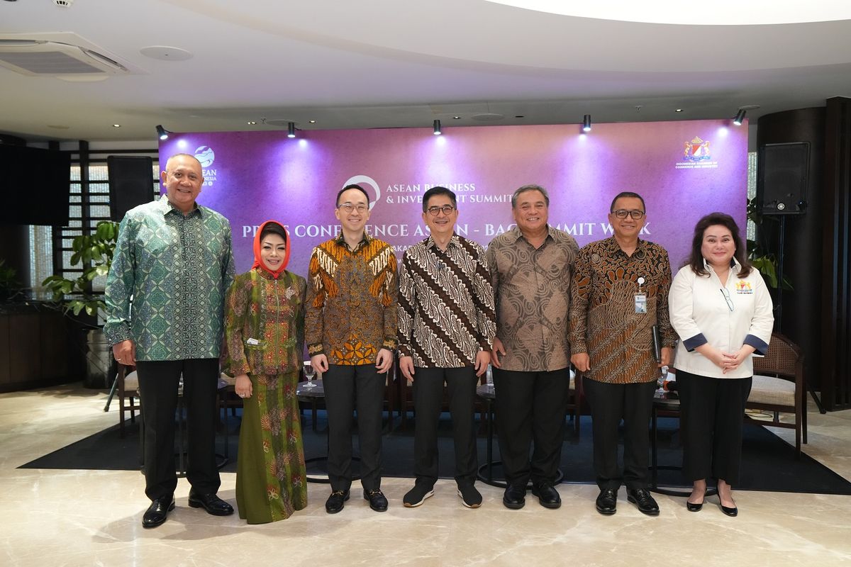 Ketua ASEAN-BAC Arsjad Rasjid (tengah) saat menghadiri ASEAN Business Investment Summit 2023 dan ASEAN Business Awards 2023 di Menara Kadin Indonesia, Jakarta, Selasa (8/8/2023).
