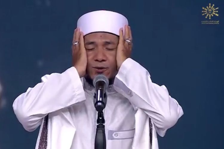 Tangkapan layar dari video yang menampilkan seorang warga negara Indonesia (WNI) bernama Dhiyauddin mengikuti ajang lomba azan di Arab Saudi yang diselenggarakan Otr El Kalam.