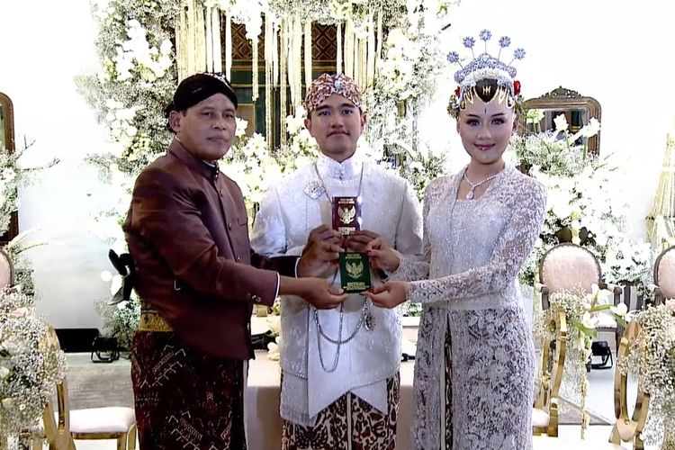 Kaesang Pangarep dan Erina Gudono menerima buku akta nikah, Sabtu (10/12/2022).