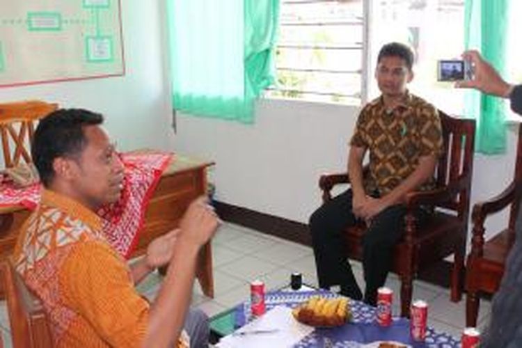 Kepala Tata Usaha RSUD Kefamenanu, Robert Ceunfin (kiri), dan Fanji Saut Sahata Nadea (26) (kanan) berbicara kepada wartawan, Sabtu (27/7/2013), terkait upaya penganiayaan yang dilakukan oleh seorang anggota DPRD Timor Tengah Utara terhadap Fanji.