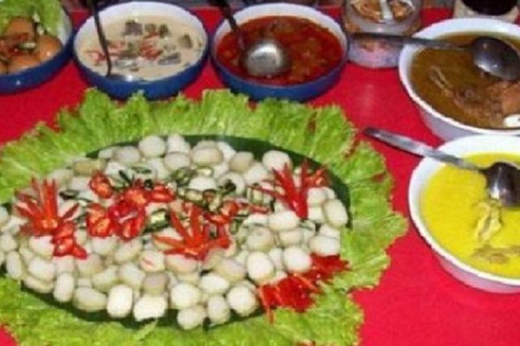 Full set dari lontong cap go meh yang terlihat dalam foto ini terdiri dari lontong, ayam opor, ayam abing, sambel goreng ati ampela, lodeh terong/labu, telur pindang, bawang merah goreng dan bubuk dokcang