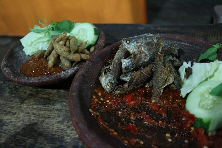 Kuliner khas Mojokerto, sambal wader tersaji di sebuah warung di Mojokerto, Jawa Timur, Senin (4/6/2018). Sambal wader merupakan salah satu kuliner khas Mojokerto yang sulit ditemui.