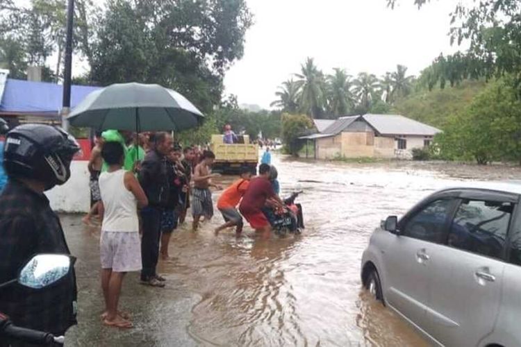 Banjir menerjang Desa Kamal, Kecamatan Kairatu Barat, Kabupaten Seram Bagian Barat, Maluku, Sabtu sore (11/9/2021). Banjir tersebut meluap di jalan raya hingga menggenangi puluhan rumah warga dan sekolah