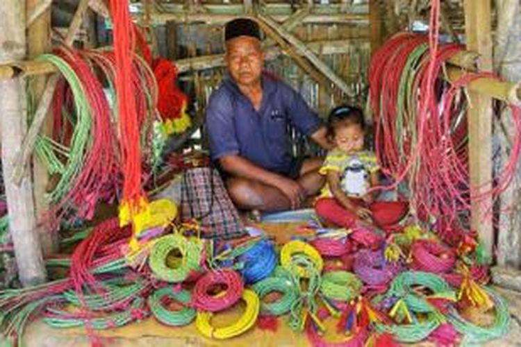 Penjual aksesoris untuk sapi hias di Pasar Rubaru, Sumenep, Madura, Jawa Timur.