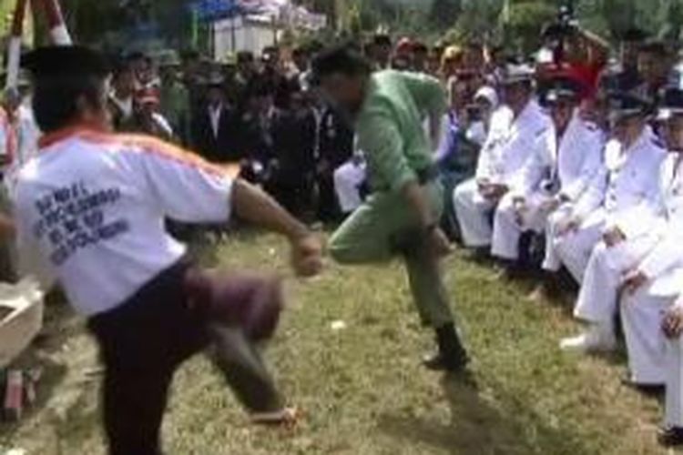 Beladiri Kottau salah satu bela diri tradisional semacam pencak silat hingga kini tetap lestari di desa-desa di Polewali mandar sulawesi barat.