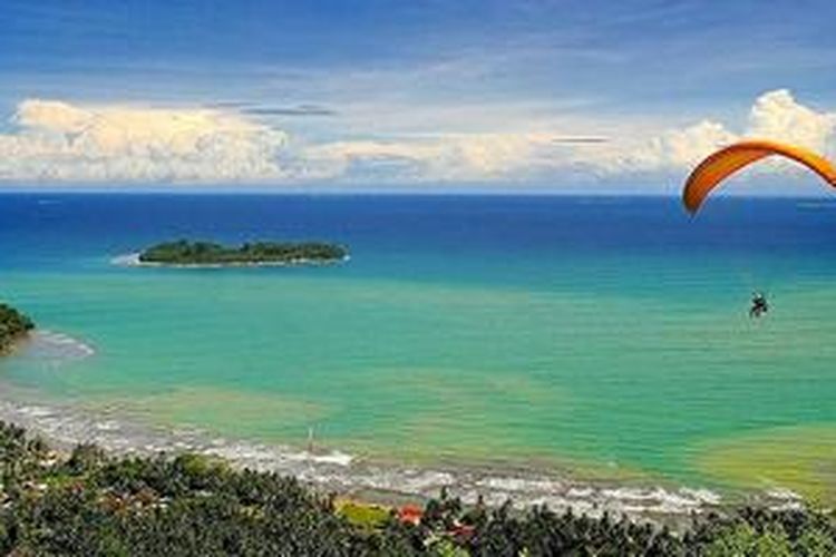 Pantai Air Manis di Padang, Sumatera Barat.