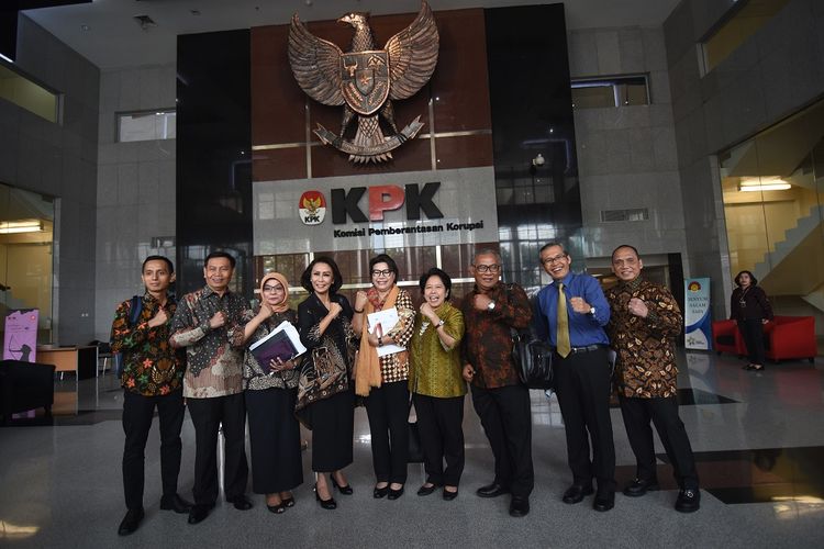 Wakil Ketua KPK Basaria Pandjaitan (tengah) dan Alexander Marwata (kedua kanan) berfoto bersama Ketua Pansel calon pimpinan KPK Yenti Garnasih (keempat kiri) dan anggota Harkristuti Harkrisnowo (keempat kanan), Diani Sadia Wati (ketiga kiri), Indriyanto Seno Adji (kanan), Al Araf (kiri), Mualimin Abdi (kedua kiri), dan Marcus Priyo Gunarto (ketiga kanan) seusai pertemuan di Gedung KPK, Jakarta, Rabu (12/6/2019). Panitia seleksi calon pimpinan KPK bertemu dengan pimpinan lembaga antirasuah tersebut untuk membahas terkait proses seleksi pimpinan KPK jilid V berikut rekam jejak para calon yang ikut seleksi. ANTARA FOTO/Indrianto Eko Suwarso/aww.