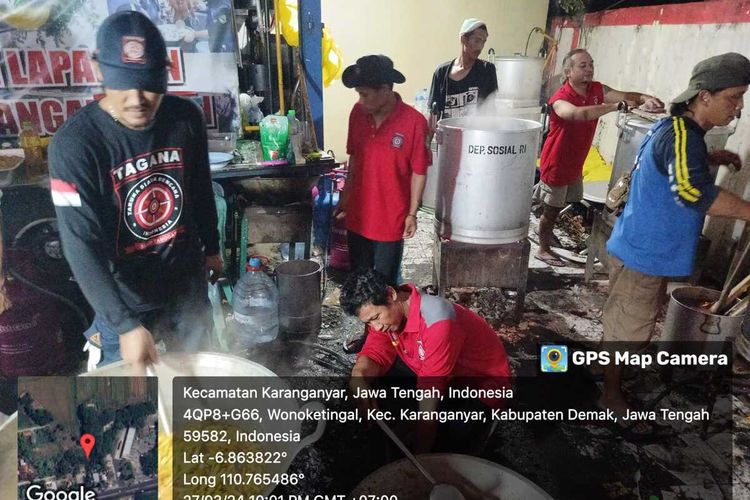 Anggota Tagana Pangandaran sedang memasak di dapur umum sebuah pengungsian saat banjir melanda Demak, Jawa Tengah.