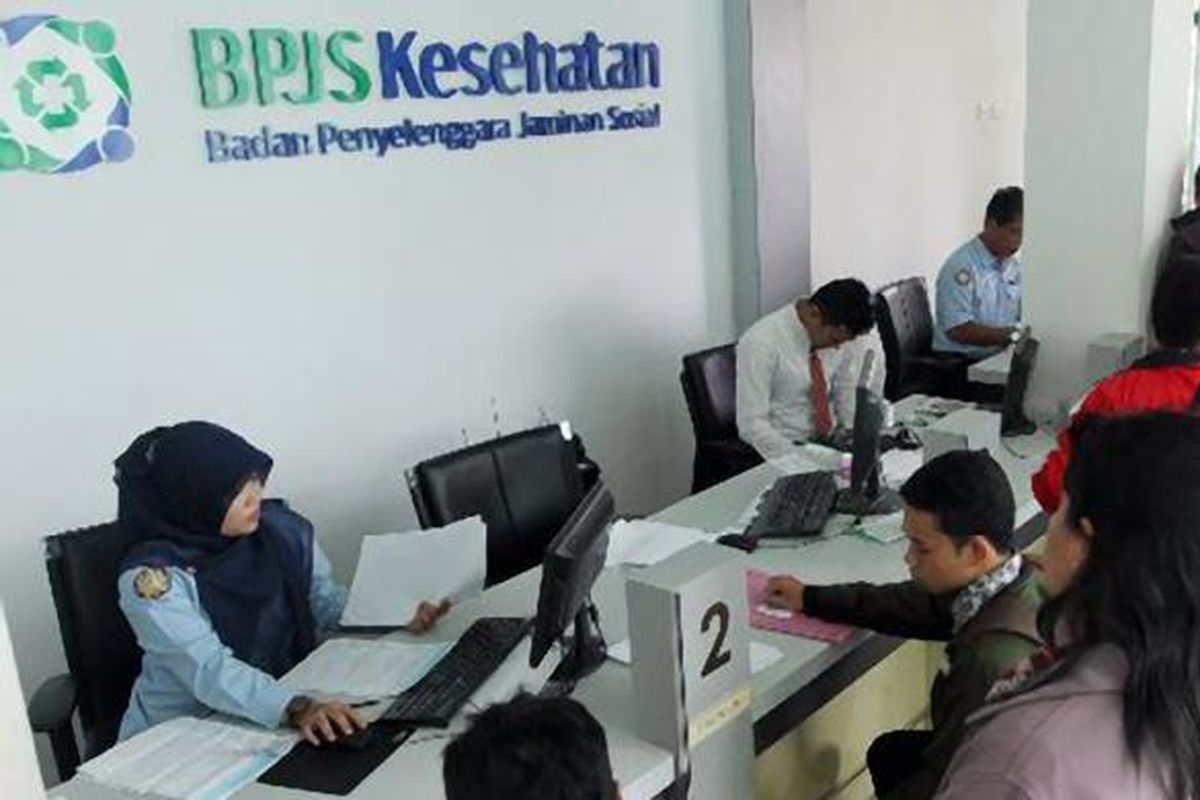 Warga menunggu giliran untuk mendapatkan pelayanan Badan Penyelenggara Jaminan Sosial (BPJS) di Kantor BPJS Kesehatan di Pontianak, beberapa waktu lalu.