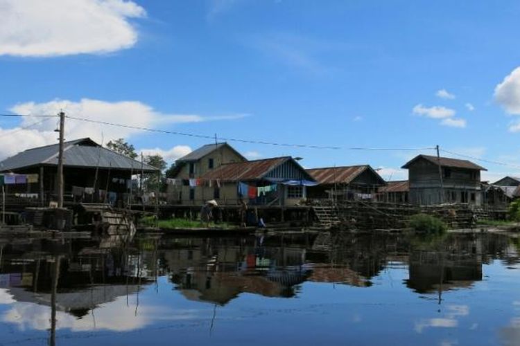 Suasana perkampungan nelayan di pinggir Sungai Leboyan, Kapuas Hulu, Kalimantan Barat.
