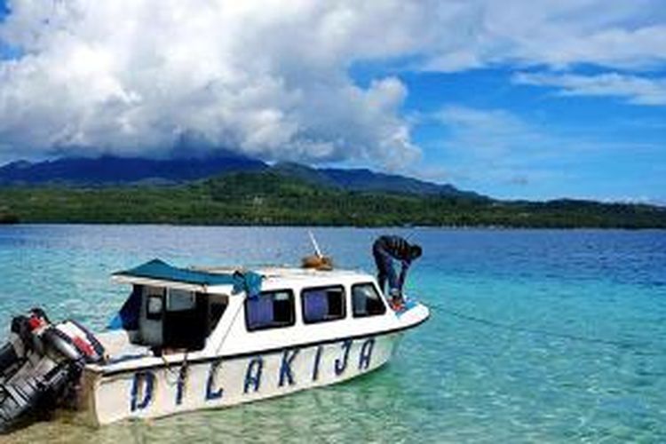 Pantai Pombo di Kecamatan Salahhutu, Kabupaten Maluku Tengah, Provinsi Maluku.