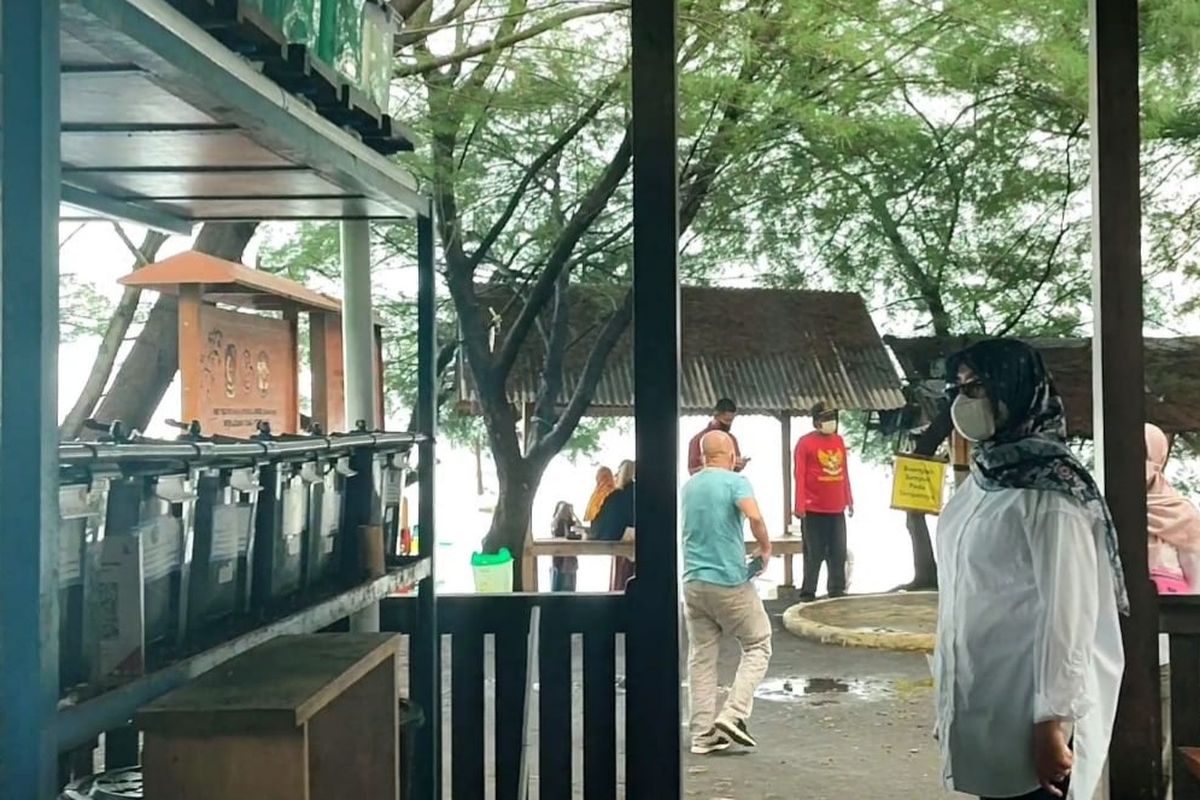 Bupati Banyuwangi Ipuk Fiestiandani meninjau proses budidaya lobster darat, di destinasi wisata Pantai Grand Watudodol (GWD) Banyuwangi, Jawa Timur. Dok Humas Pemkab Banyuwangi 