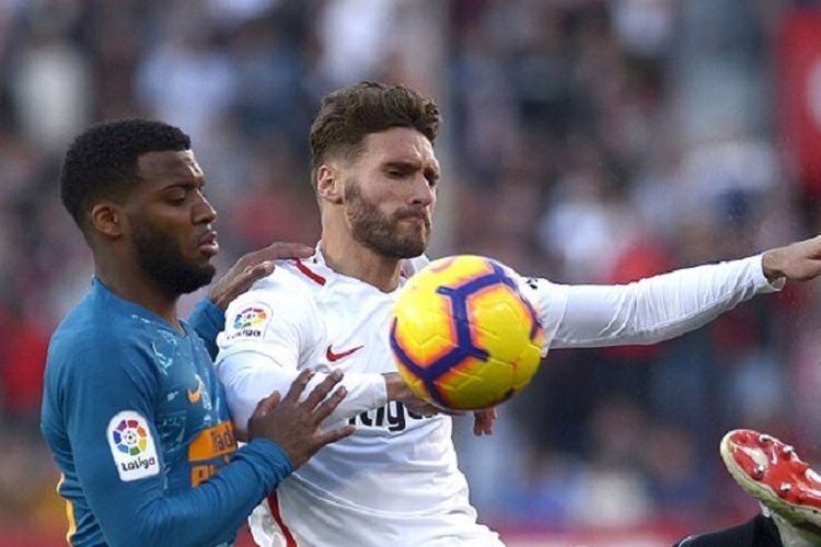 Thomas Lemar mencoba merebut bola yang berada dalam penguasaan Sergio Gomez pada pertandingan La Liga Spanyol, Sevilla vs Atletico Madrid, di Stadion Ramon Sanchez PIzjuan, 6 Januari 2019. 