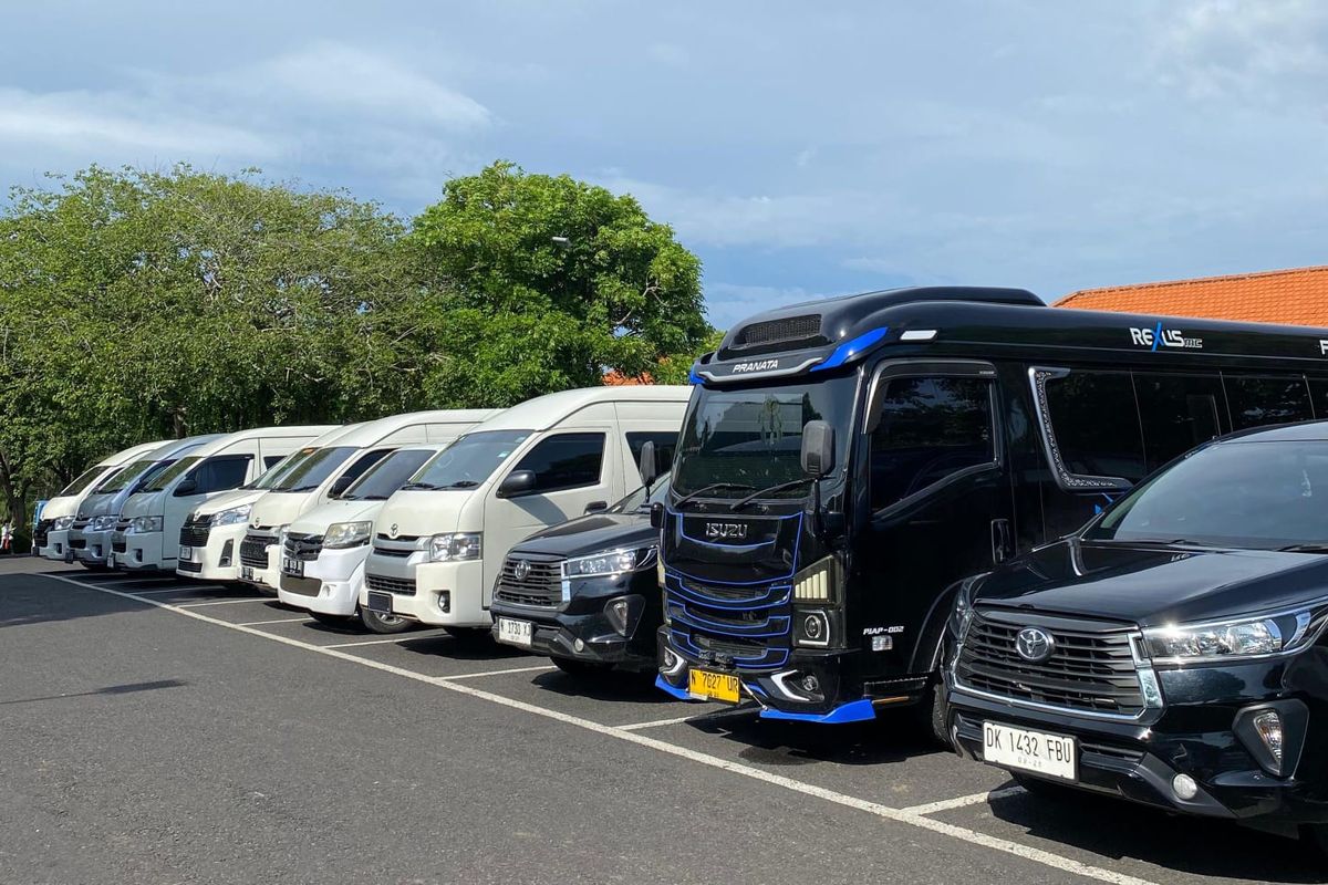 Harga sewa mobil di Kota Pasuruan naik dua kali lipat menjelang hari raya Idul Fitri, Jumat (21/03/2025).