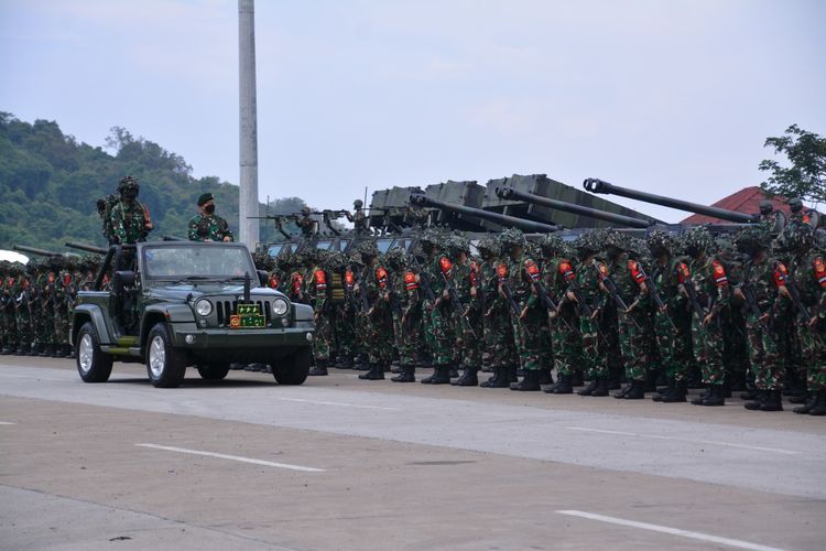 Panglima Komando Cadangan Strategis Angkatan Darat (Pangkostrad) Letnan Jenderal TNI Dudung Abdurachman memimpin upacara pemberangkatan latihan antar kecabangan Brigif Raider 13 Divisi Infanteri 1 Kostrad Tahun 2021 di Pelabuhan Merak Cilegon, Banten, Rabu (3/11/2021).