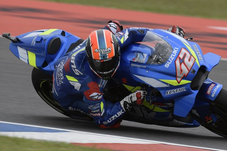 Pembalap asal Spanyol dari tim Suzuki Ecstar, Alex Rins, saat menjalani latihan bebas MotoGP Argentina di Sirkuit Termas de Rio Hondo, Argentina, 29 Maret 2019.