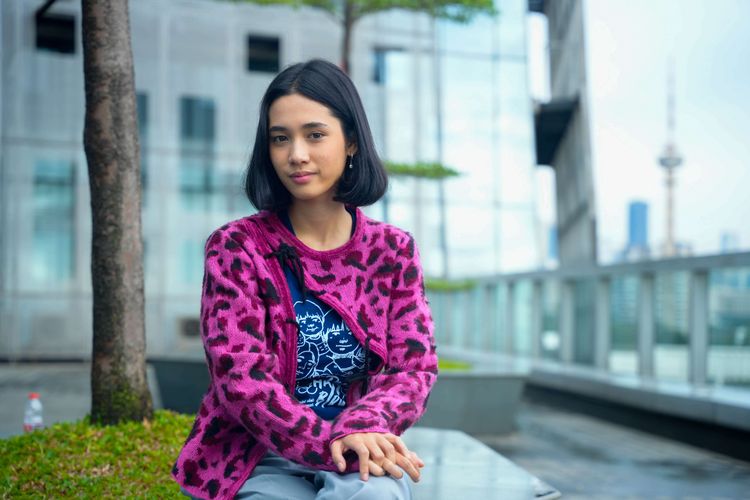 Aisha Nurra Datau berpose saat sesi foto seusai promo film ''Dua Hati Biru'' di Kantor Redaksi Kompas.com, Jakarta, Jumat (22/03/2024). Nurra memerankan tokoh Zara dalam film ''Dua Hati Biru'' yang merupakan sekuel dari film ''Dua Garis Biru''