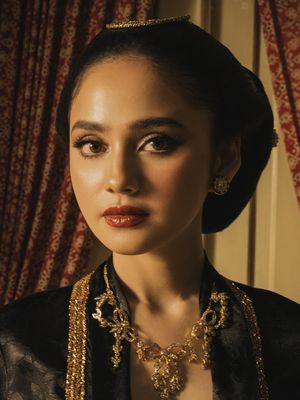 Detail style prewedding Syifa Hadju dan El Rumi tampil elegan dalam nuansa royal Jawa, dari kebaya klasik hingga aksesori emas yang berkelas.
