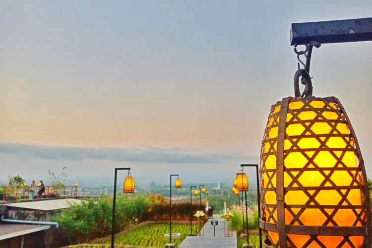 Ilustrasi pemandangan di Abhayagiri Restaurant, Kabupaten Sleman, Yogyakarta. 