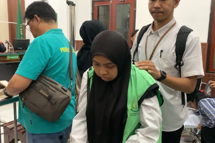Duduk Perkara Perempuan di Surabaya Robohkan Rumah Dinas Bea Cukai Pakai Ekskavator