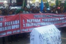 Tolak RUU Pilkada, Demonstran Bakar Keranda di Depan DPRD Jabar