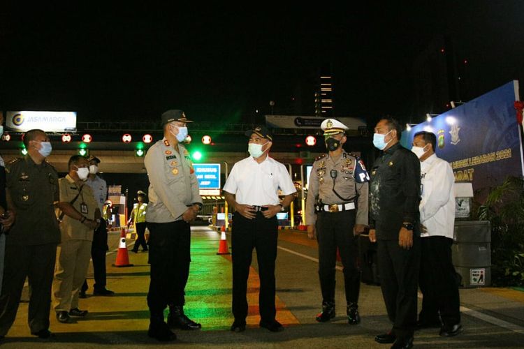 Menko PMK Muhadjir Effendy saat meninjau Tol Cikarang (Foto Humas Kemenko PMK)