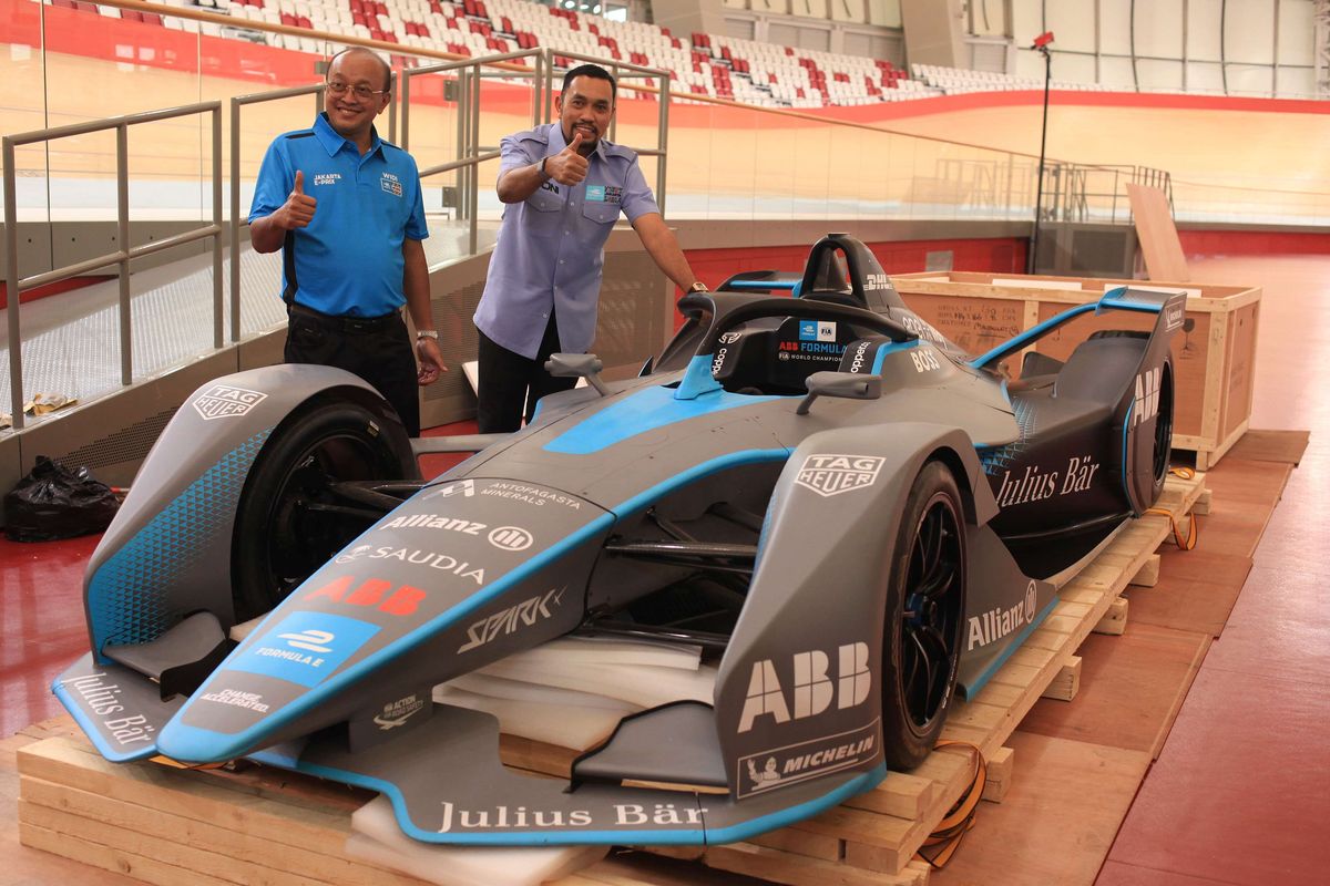 Chairman Organizing Committee (OC) Jakarta EPrix 2022, Ahmad Sahroni (kanan)  dan Direktur Utama PT Jakarta Propertindo (Jakpro) Widi Amanasto (kiri) berfoto di dekat mobil usail unboxing replika mobil Formula E  di Stadion Balap Sepeda Velodrome, Rawamangun, Jakarta , Kamis (26/5/2022). Panitia penyelenggara Formula E Jakarta, memperkenalkan replika Mobil Balap berteknologi ramah lingkungan yang akan dipamerkan pada laga Formula E 4 Juni 2022.