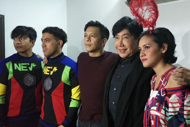 NEV+, Ariel NOAH, Dea eks HiVi!, dan Guruh Soekarnoputra di sela shooting video klip lagu Janger Persahabatan di Studio Toha, Tangerang, Banten, Rabu (2/5/2018).