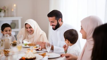 7 Panduan Puasa Aman untuk Penderita Maag dan GERD dari Para Dokter