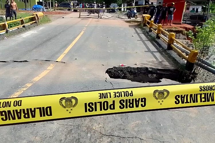 Hujan deras dan banjir yang melanda Kelurahan Rampoang, Kecamatan Bara, Kota Palopo, Sulawesi Selatan, pada Senin (17/10/2022) malam membuat jembatan Salu Pikung yang menghubungkan jalan Trans Sulawesi ambles, Selasa (18/10/20220)