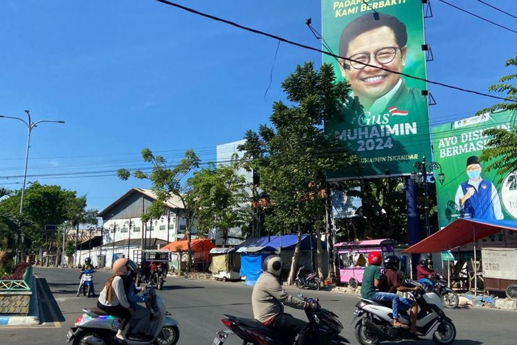 Baleho besar Muhaimin Iskandar Ketua Umum Partai Kebangkitan Bangsa, terpasang di Jl. Raya Asemanis. Satpol PP Pamekasan belum menurunkan baleho elit politik nasional itu karena takut menimbulkan gejolak.