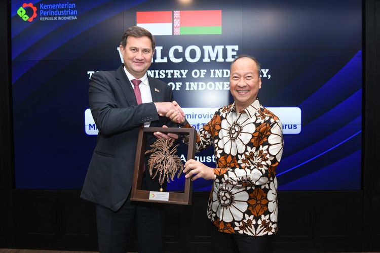 Menteri Perindustrian Agus Gumiwang Kartasasmita berjabat tangan dengan Menteri Luar Negeri Republik Belarusia Maxim Vladimirovich Ryzhenkov, usai melaksanakan pertemuan bilateral di Jakarta, Rabu (6/8/2025).
