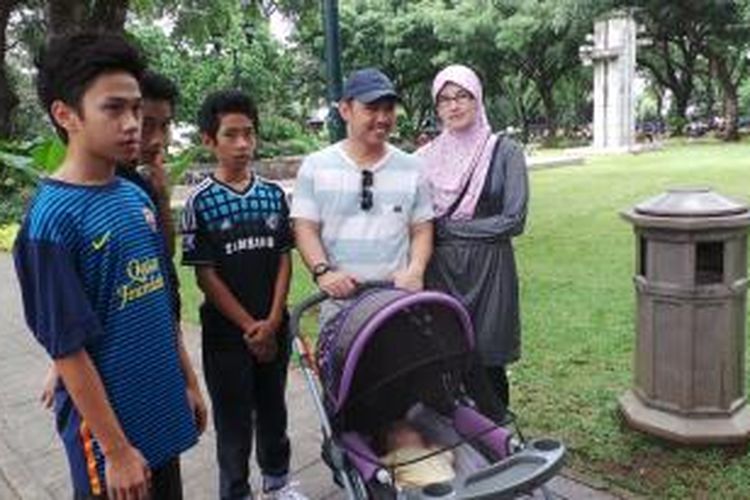 Presiden Partai Keadilan Sejahtera (PKS) Anis Matta bersama istri serta empat anaknya ssat jogging di Taman Suropati, Rabu (25/12/2013).