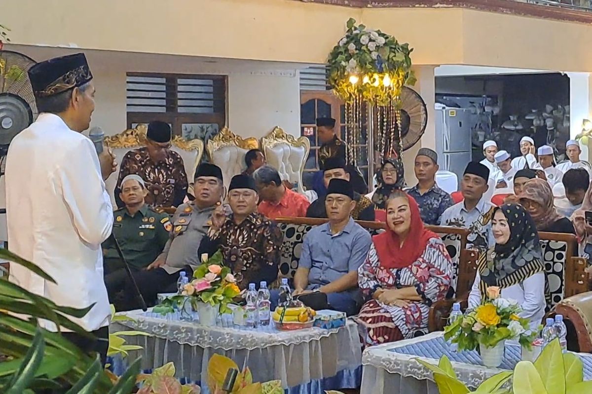 Forum Lembaga Pemberdayaan Masyarakat Kelurahan (LPMK) Kecamatan Gayamsari menemui Wali Kota Semarang Hevearita Gunaryanti Rahayu di Jalan Medoho Seruni, Kelurahan Sambirejo, Kamis (9/5/2024).  Pertemuan ini untuk mendorong Mbak Ita agar mau maju kembali di Pilwakot Semarang pada Pilkada 2024. 