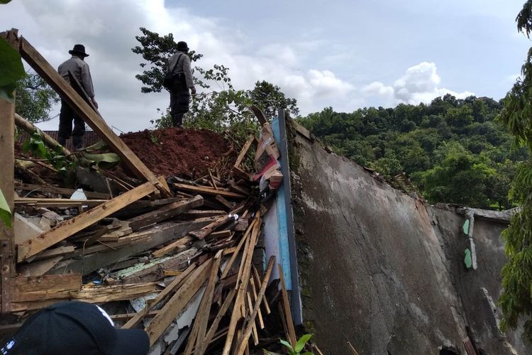 Longsor terjang rumah warga di Dusun Selopuro, Desa/Kecamatan Ngetos, Nganjuk, Jawa Timur, Minggu (14/2/2021)