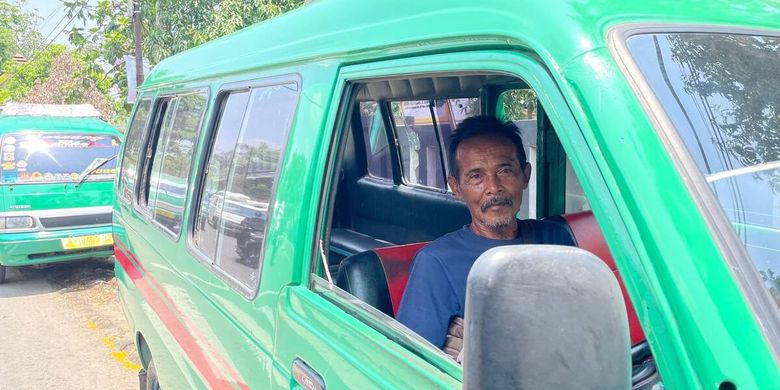 Aep Rahmat (58) supir angkutan kota (Angkot) jurusan Leuwi Panjang - Soreang, Kabupaten Bandung, Jawa Barat, usai beraktifitas menarik penumpang dari mulai Perempatan Kopo Kota Bandung hingga Terminal Soreang, Kabupaten Bandung, pada Minggu (29/10/2023).