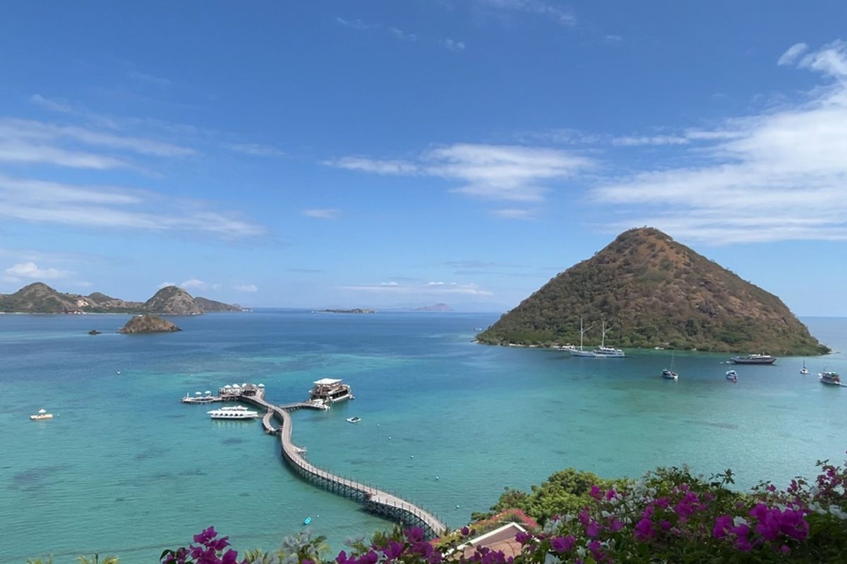 Pemandangan laut di Labuan Bajo, Kabupaten Manggarai Barat, Nusa Tenggara Timur. Foto diambil dari Ayana Komodo Resort di Pantai Waecicu.