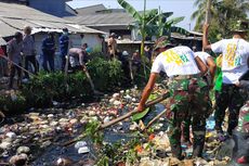 Alat Berat dan Aparat Turun Keroyok Sampah Kali Bahagia, Bekasi