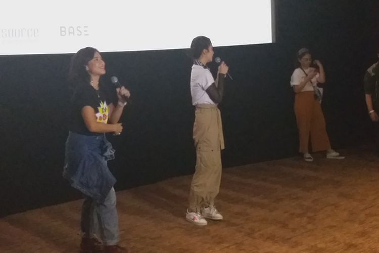 Dian Sastro (kaus hitam) saat menghadiri screening film Bebas di Senayan City, Jakarta Selatan, Sabtu (14/9/2019).